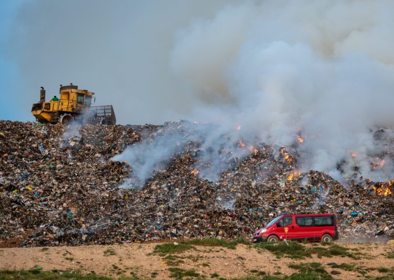 Od jučer gori odlagalište otpada kod Pule, vatra je otišla u dubinu