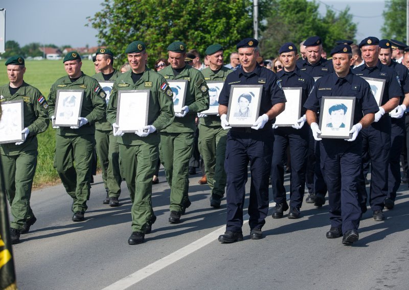 Mimohodom obilježena godišnjica ubojstva 12 policajaca u Borovu selu 1991.