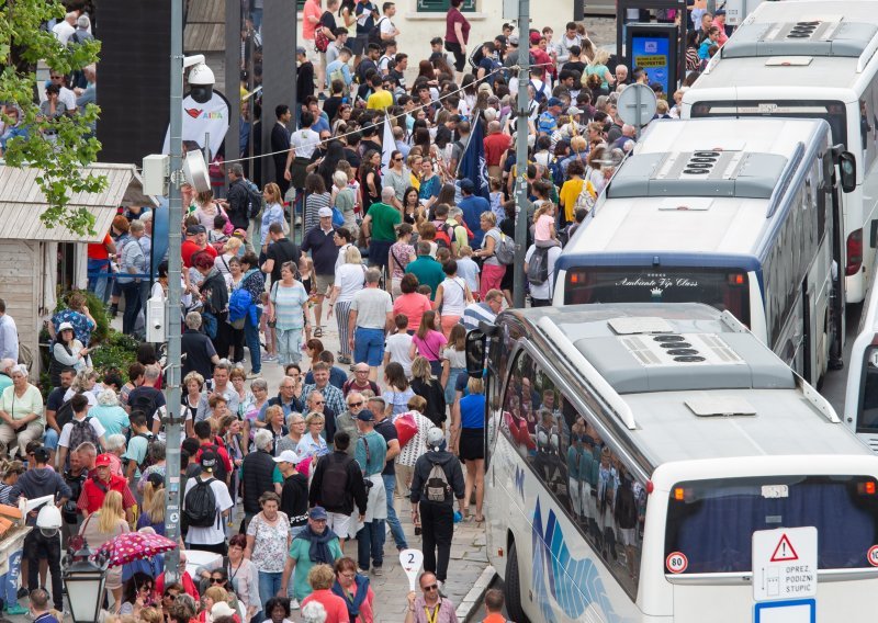 Prometni kaos na dubrovačkim Pilama, autobusi stopirali promet