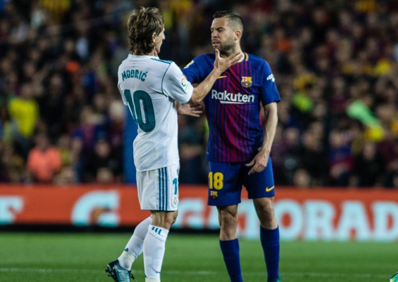 Luka Modrić žrtva ružnog incidenta na Camp Nou; evo što se dogodilo!