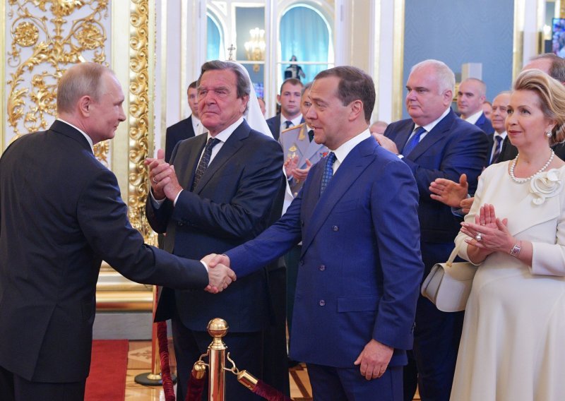 Putin ponovo predlaže Medvedeva za premijera