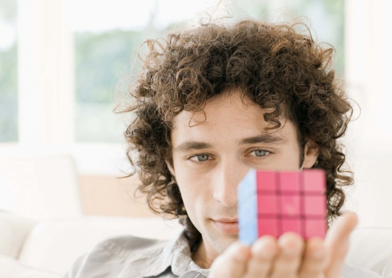 Ovako Rubikovu kocku slažu pravi frajeri