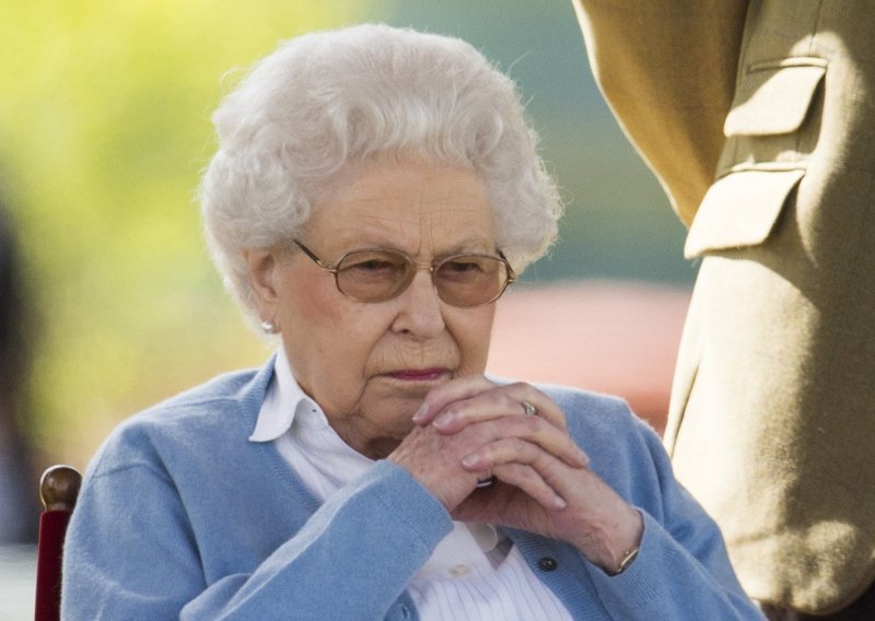 Iako obožava gledati seriju 'The Crown', kraljicu je ova epizoda uznemirila, a evo i zašto
