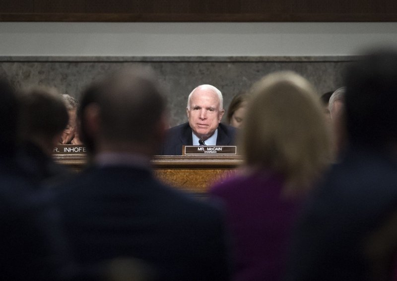 Bijela kuća u nezgodnoj situaciji zbog komentara o Johnu McCainu