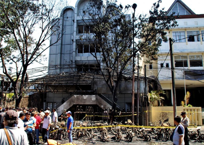 Obitelj samoubilačkih bombaša napala na crkve u Indoneziji, među napadačima i djevojčica od 9 godina