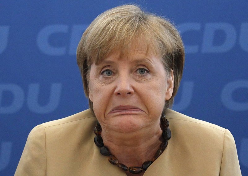 Merkel od Josipovića očekuje pomoć oko krize u BiH