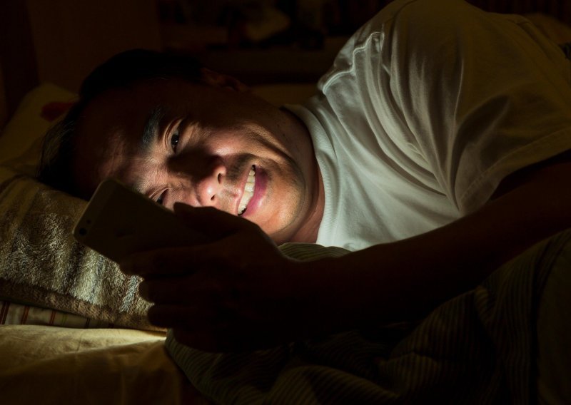 Pogledajte zašto nije dobro 'visiti' na mobitelu prije spavanja
