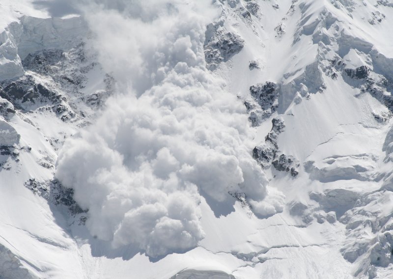 Zbog opasnosti od lavina evakuirano poznato francusko skijalište