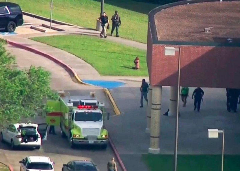 U pucnjavi u školi u Teksasu najmanje desetero mrtvih, uhićen napadač