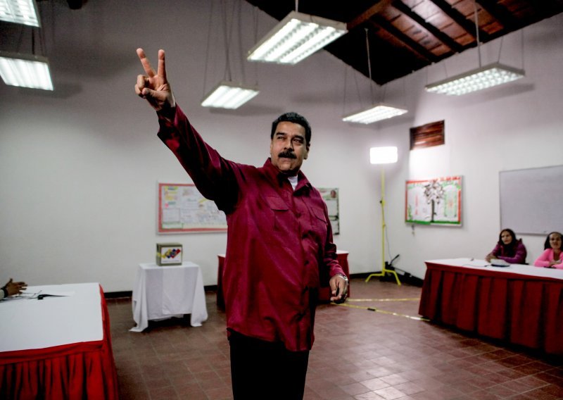 Nicolas Maduro ostaje na čelu Venezuele, oporba traži nove izbore