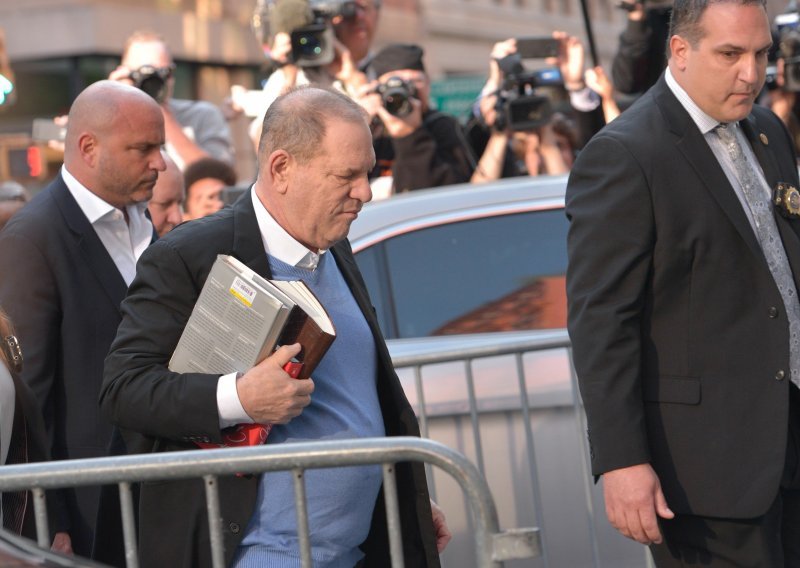 Bivši holivudski producent Harvey Weinstein predao se policiji