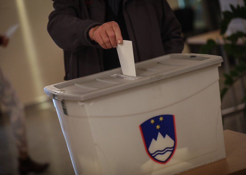 Slovenci na biralištima, ankete prednost daju Janši
