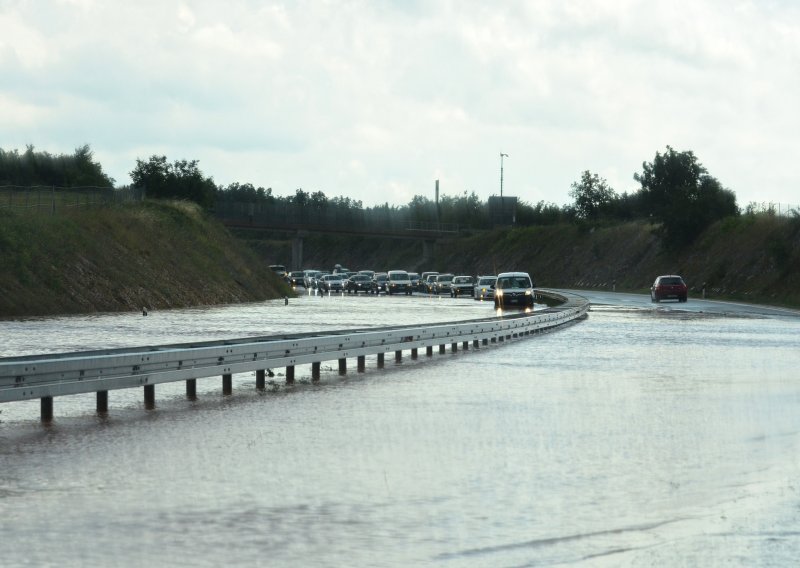 Nevjerojatni prizori s Istarskog ipsilona: Bujica poplavila cestu, promet blokiran