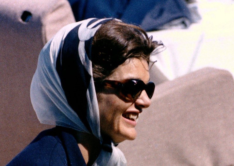 Omiljeni modni dodatak Jackie Kennedy veliki je hit ovoga ljeta