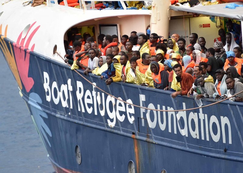 Dva broda s 164 migranata na Mediteranu čekaju dozvolu za pristajanje