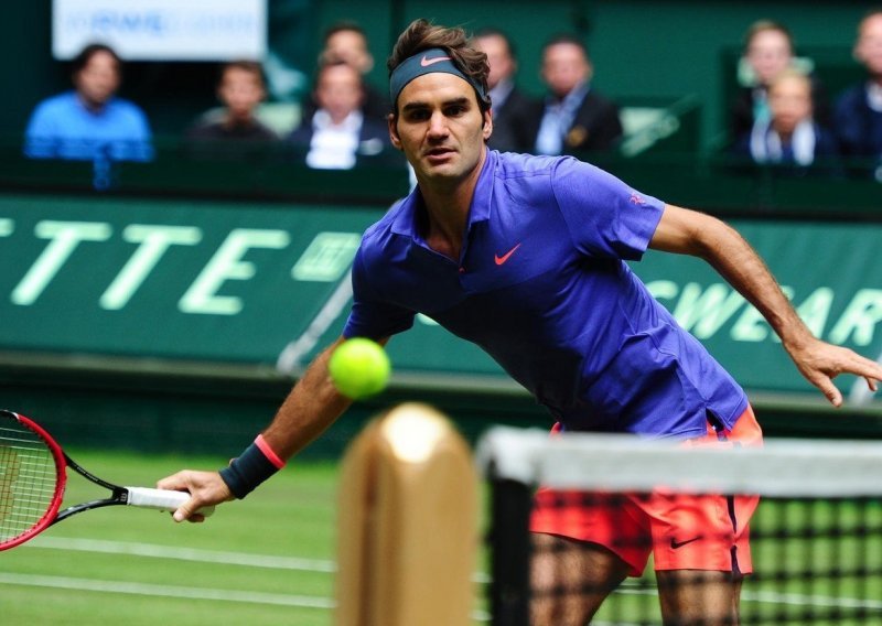 Federer opasno 'visio', spašavao je dvije meč-lopte u teškoj pobjedi protiv Pairea