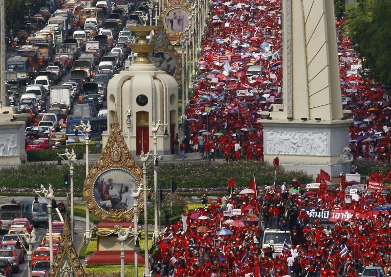 Tisuće prosvjednika okružile sjedište vlade