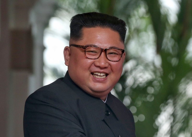 Kim posjetio sjevernokorejsku ambasadu u Hanoiju, dan uoči summita provodi u hotelu