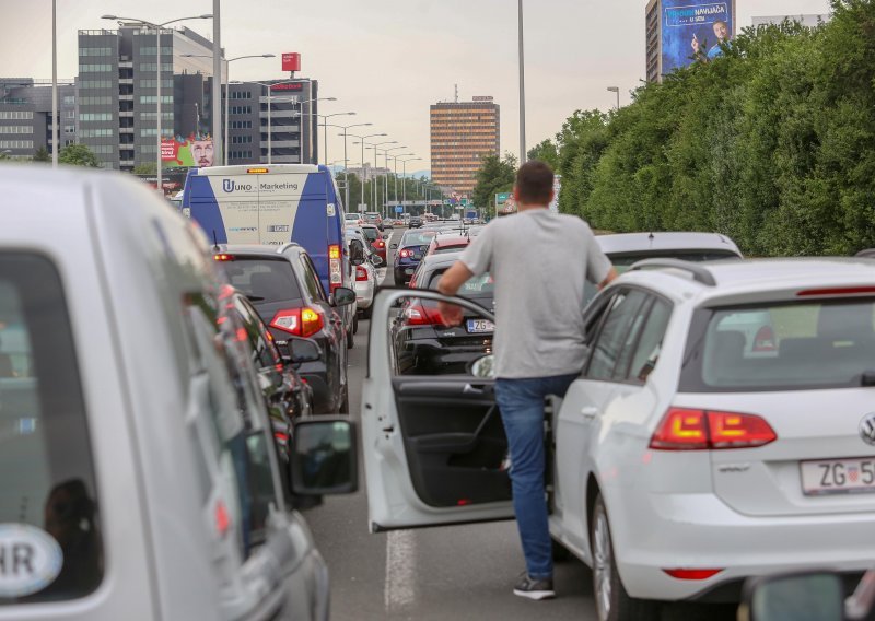 Vozači, tek sporadično, zbog visokih cijena goriva zaustavili promet u Zagrebu, Rijeci, Osijeku, Puli...