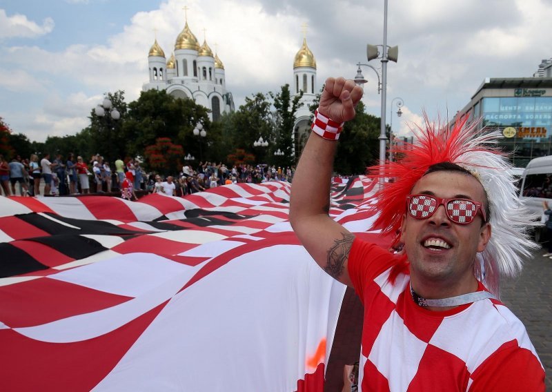 Hrvatski navijači zavladali Kalinjingradom, stigla je i 96-metarska zastava
