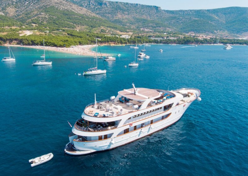 Pogledajte u kakvom luksuzu uživaju gosti na brodovima naše najmoćnije privatne turističke flotile