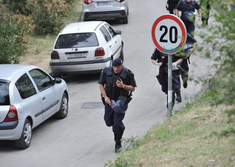 Drama u Splitu: Cesare odveden, prosvjednici blokirali policiju, intervenirala Hitna