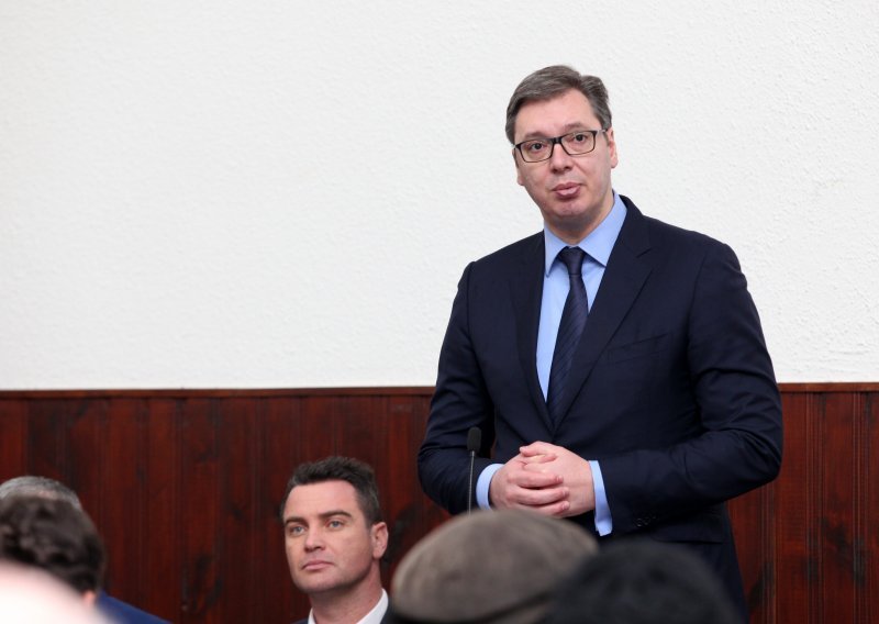 Vučić traži od kosovske vlade da povuče odluku o povećanju pristojbi