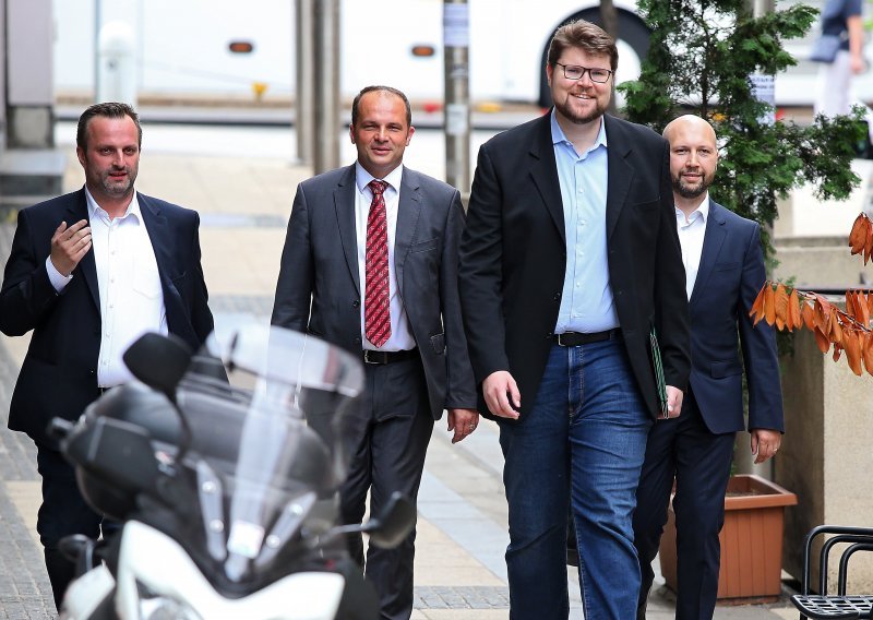 SDP-ovi zastupnici: Bernardićev ostanak na čelu stranke definitivno šteti