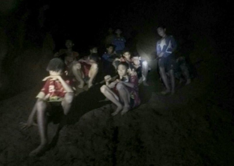 Tajlandski dječaci zarobljeni u pećini uče roniti