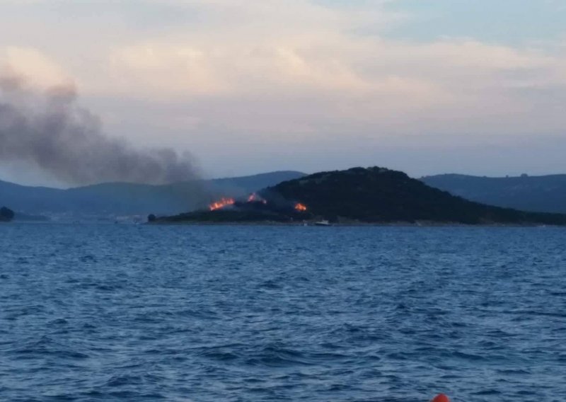 Vatrogasci navijačima nakon zapaljenog otoka: Srce je vatreno, ali navijajmo pametno!