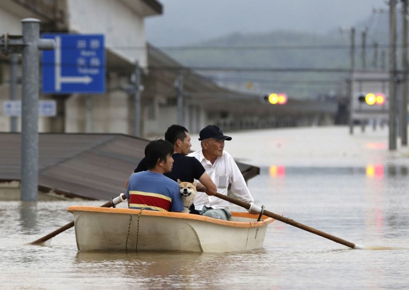 U Japanu najmanje 141 žrtva razornih kiša i odrona