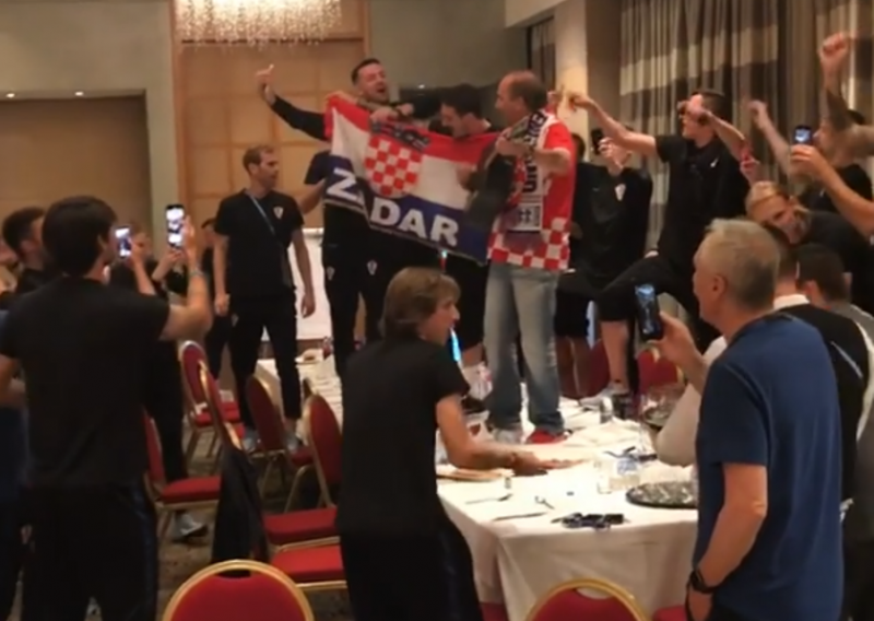 Ovako se slavilo u moskovskom hotelu: Mladen Grdović se popeo na stol i zapjevao