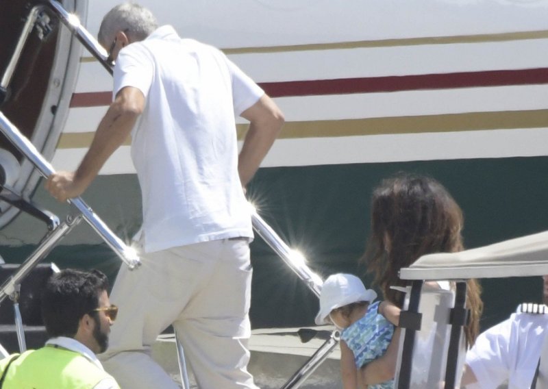 Nakon nesreće na skuteru, George Clooney šepajući napustio Sardiniju