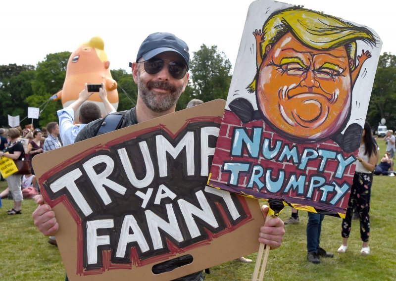 Tisuće ljudi prosvjeduje protiv Trumpa, a on igra golf i dobro se zabavlja