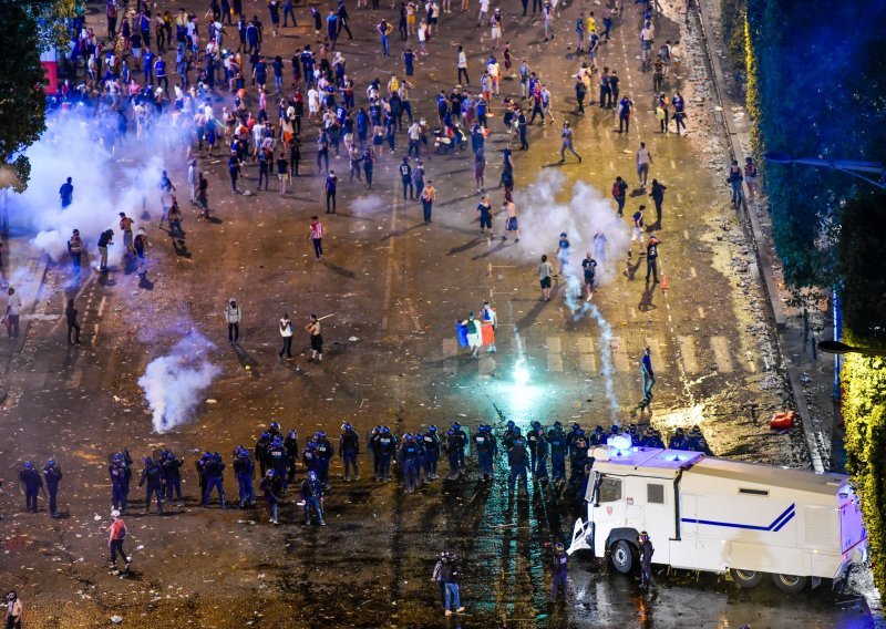 Neredi diljem Francuske: Huligani pljačkali dućane, policija ih tjerala šmrkovima