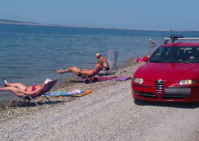 [FOTO] Užas na jednoj od najljepših jadranskih plaža: Automobili voze među kupačima, pitanje je kad će netko stradati