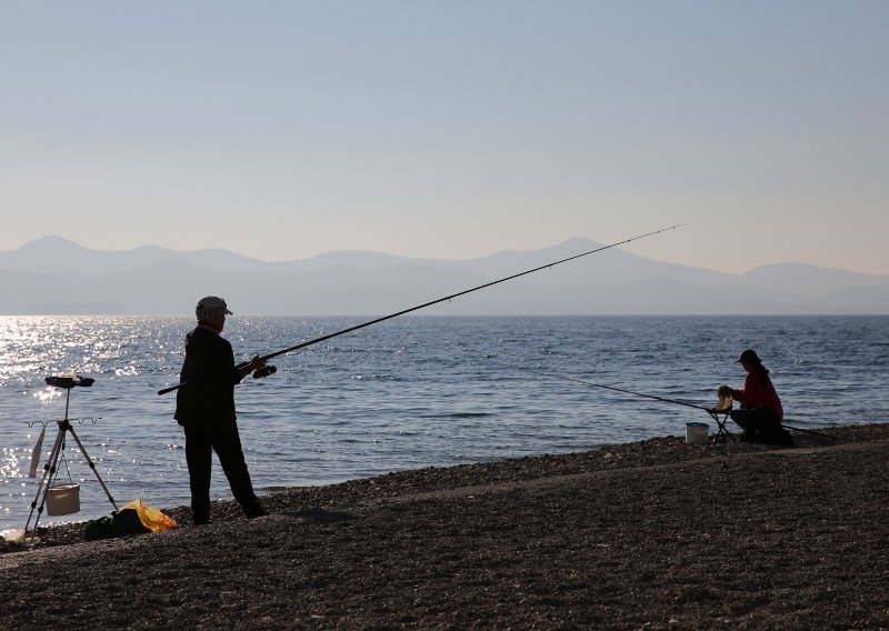 Zaštita života u moru: Dubrovnik i Vela Luka zabranjuju pecanje na plažama