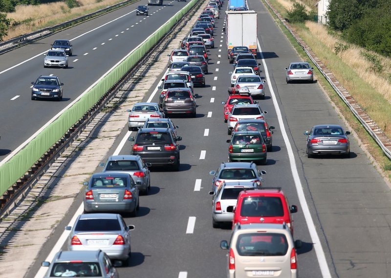 HAK upozorava: Kod Vukove Gorice promet je usporen, vozi se u koloni dugoj osam kilometara