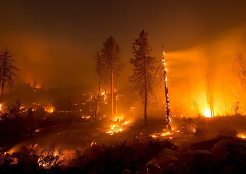 Izvanredno stanje: Požari haraju Kalifornijom, tisuće ljudi napustile svoje domove, uhićen piroman