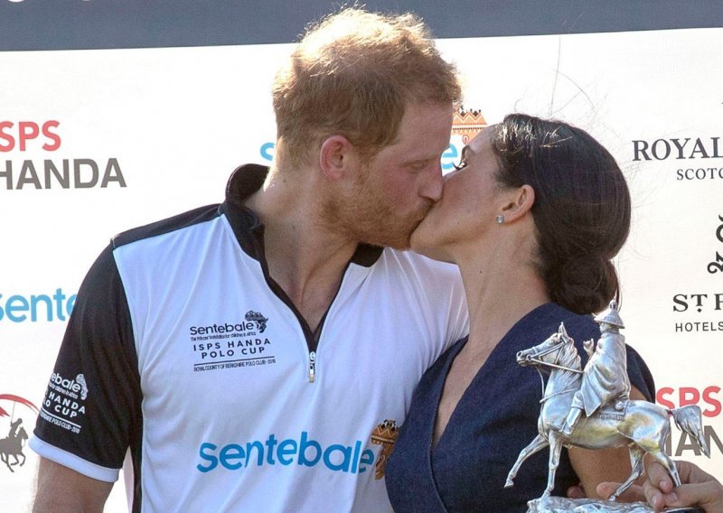 Meghan Markle nježnim poljupcem u javnosti nagradila Harryja za pobjedu
