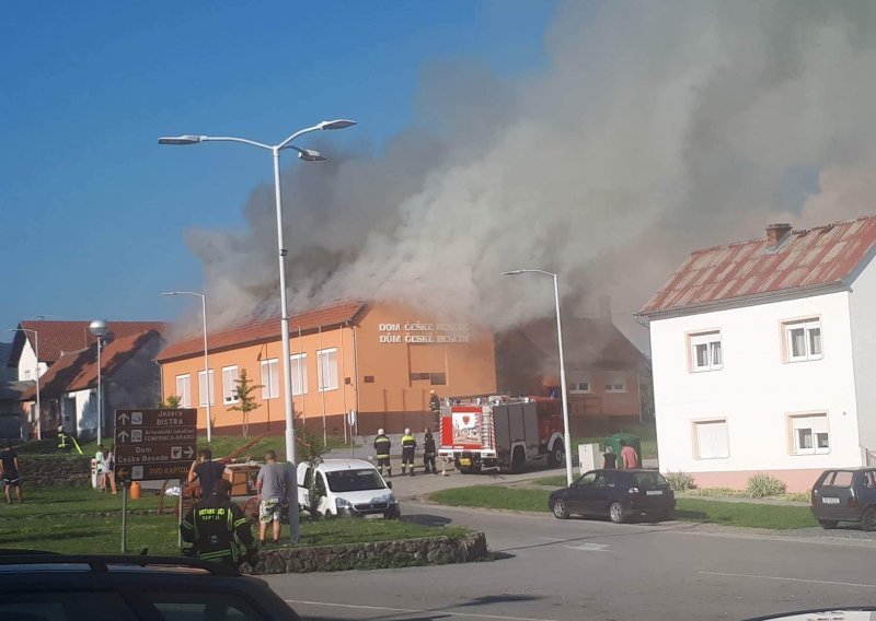 U požaru u Kaptolu izgorio krov Doma češke besede