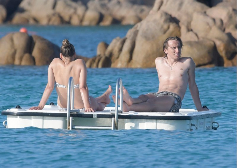 Nema mira ni na odmoru: Paparazzi na Sardiniji snimili Luku Modrića kako uživa u najljepšem društvu