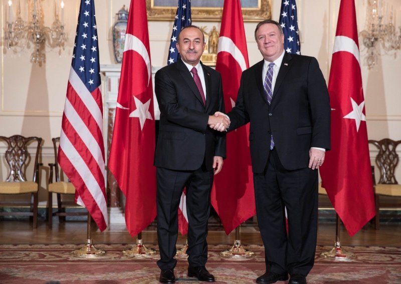 Pompeo na rubu summita u Aziji s turskim kolegom pokušava razriješiti prijepore