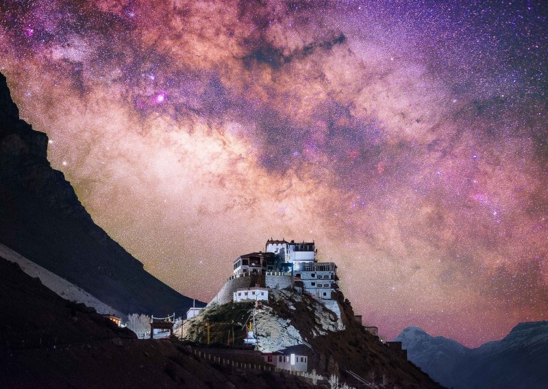 Noćno nebo iznad Himalaja veličanstveni je prizor