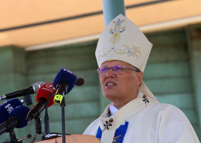 Nadbiskup Hranić: Svaka je žena velika kada poštuje svoje dostojanstvo, ženstvenost i predbračno djevičanstvo