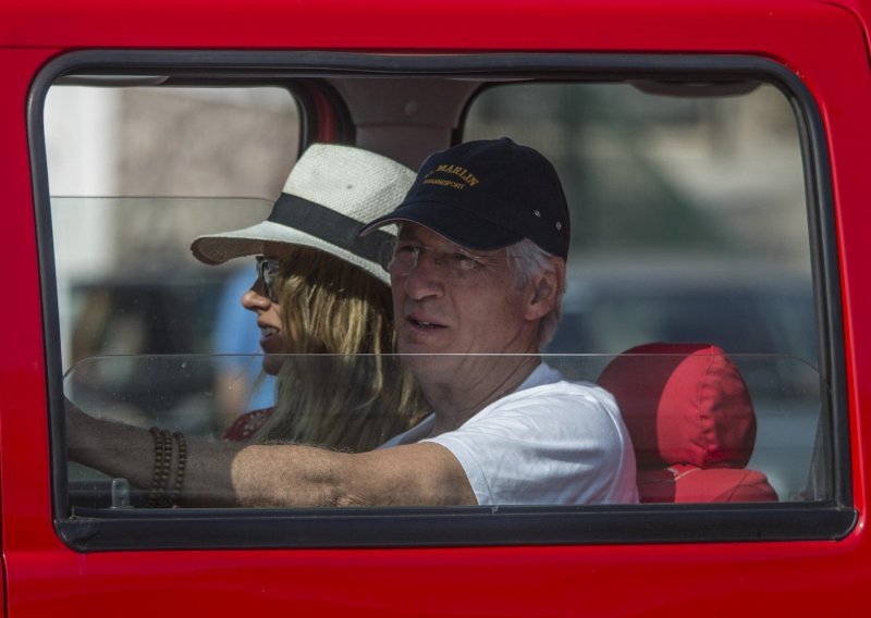 Bračna idila: Richard Gere i 34 godine mlađa supruga uživaju na Capriju