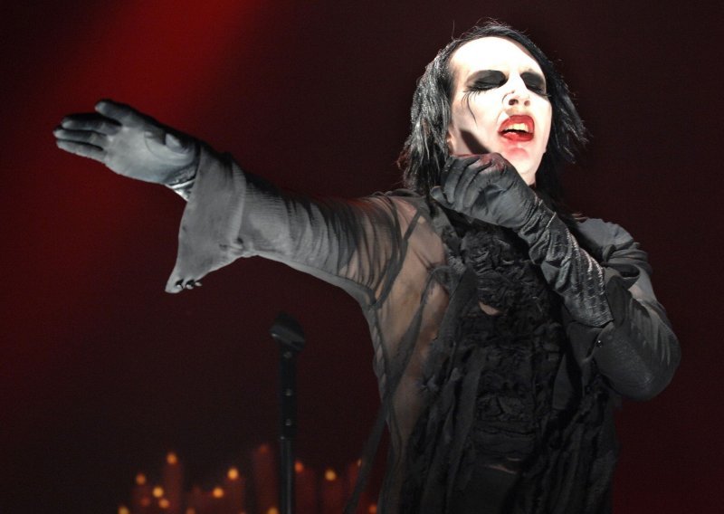 Ne ide ga u zadnje vrijeme: Marilyn Manson srušio se na pozornici