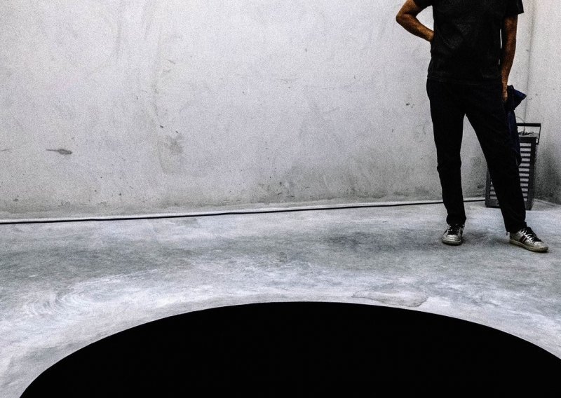 Čovjek na izložbi upao u crnu rupu, instalaciju pod nazivom 'Spuštanje u limb'