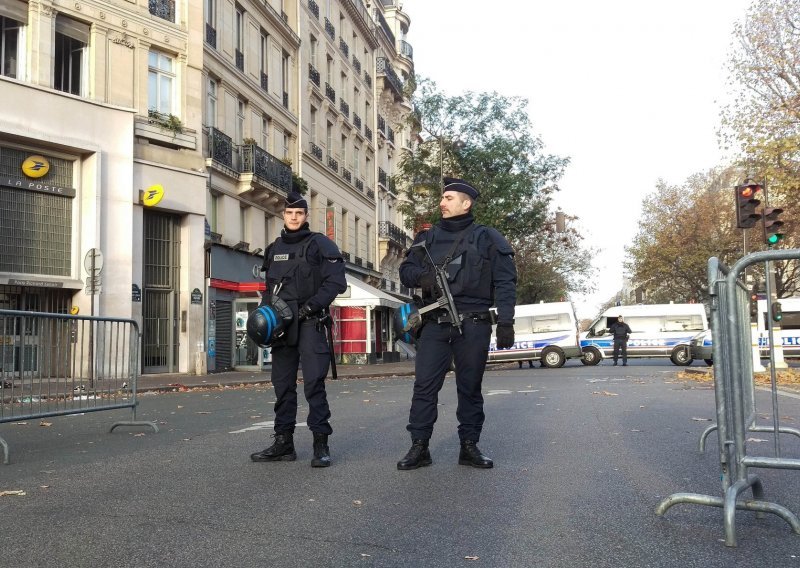 Napadač nožem ubio majku i sestru u predgrađu Pariza, odgovornost preuzeo ISIL