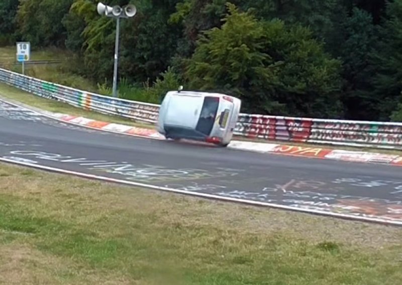 Možete li vjerovati da ova situacija na Nürburgringu nije završila katastrofalno?